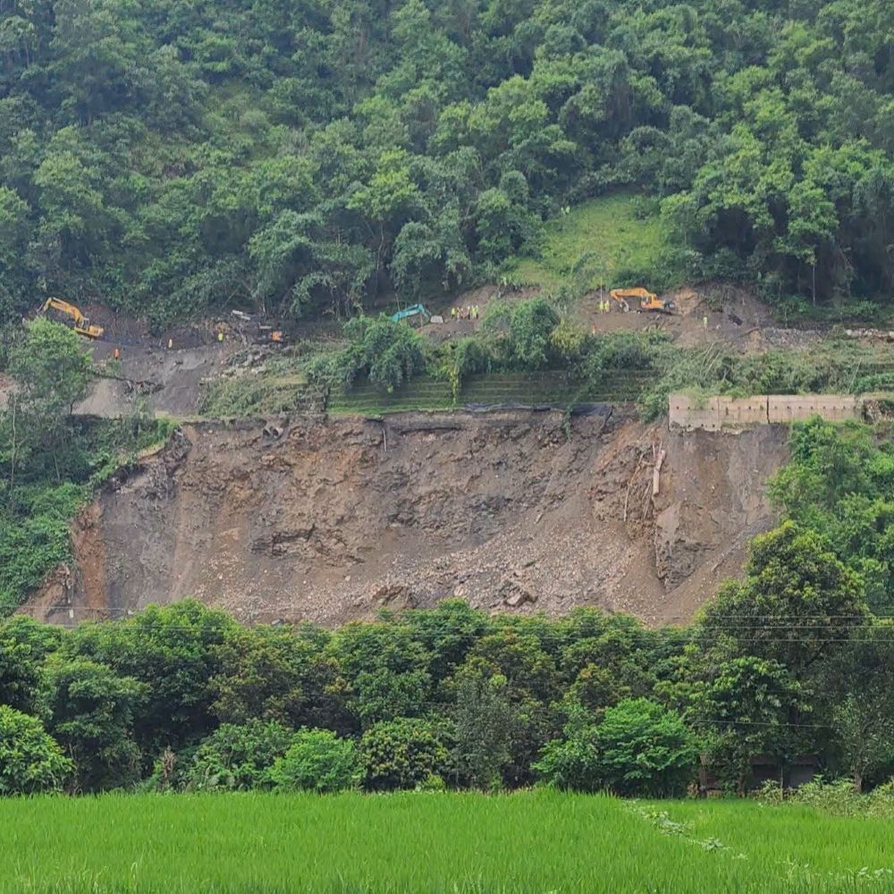 Road Collapse Turns 6-Hour Journey into 13-Hour Ordeal